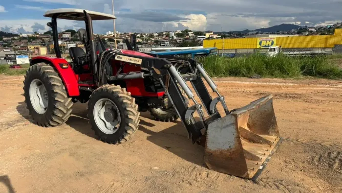 Trator 4707 com Madal Baldan 