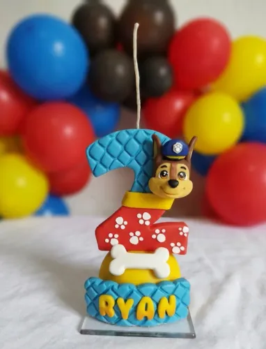 Vela/topo de bolo personalizado em Biscuit - Qualquer tema
