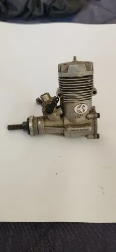 motor é um Thunder Tiger GP-42 para aeromodelismo