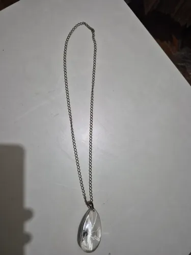 Colar com pedra.