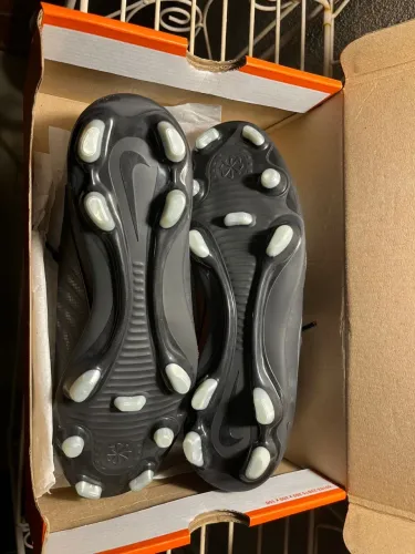 Chuteira NIKE - nova 39