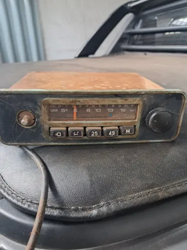 Radio antigo de carro raridade.