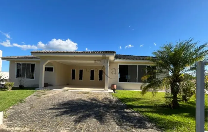 Casa em Condomínio Térrea - Condomínio Colinas do Parahyba - 3 Dormitórios - 401m².
