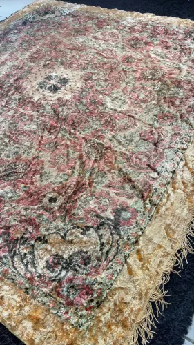 Colcha de cama antiga ou tapete