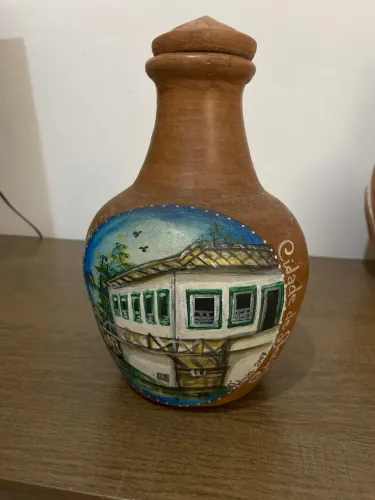 Vaso de barro com pintura da Cidade de Goiás