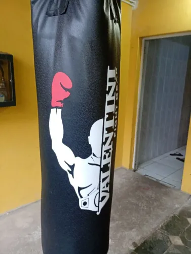 Saco de boxe novo.