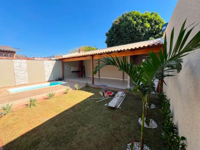 Casa com piscina sozinha no lote no Residencial Monte Pascoal