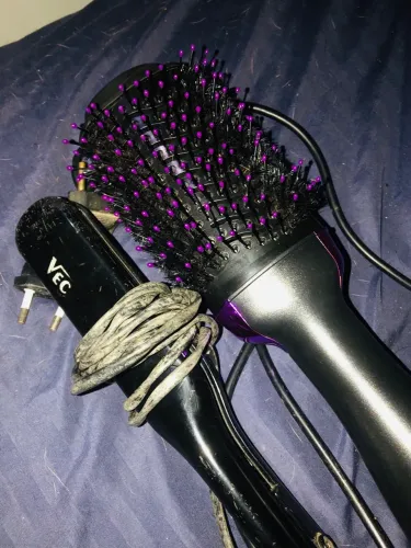 Vendo Escova secadora e chapinha. (Os dois por 100)