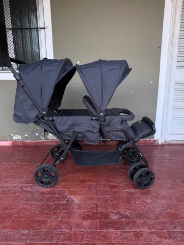 Carrinho duplo de bebê 