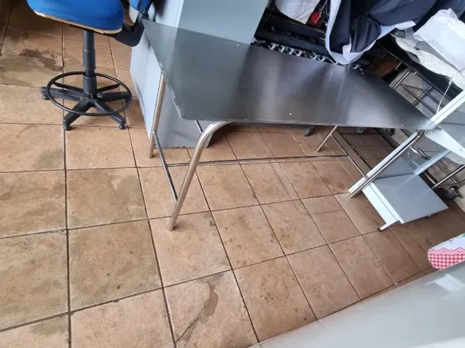 Mesa e base toda em inox 304(melhor inox) com1,66x0,63x0,78 cm bem conservada