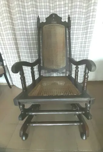 Cadeira de balanço antiga