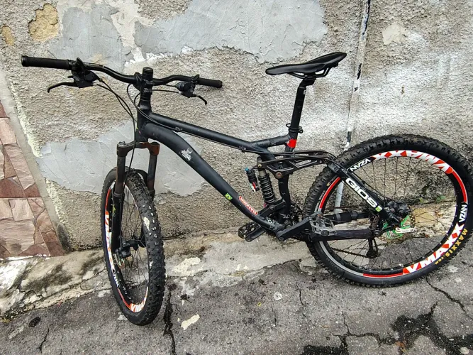 Bike da Marca Gios com freios a disco e câmbio da Shimano e com 24 marchas.