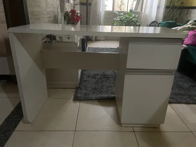 Mesa de escritório em perfeito estado