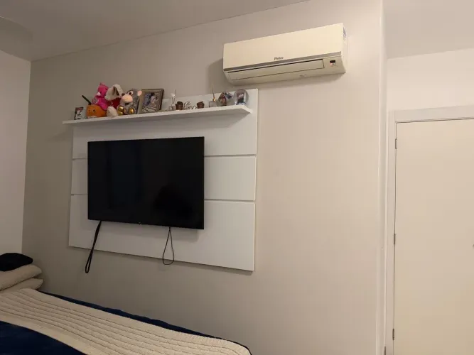 Painel tv quarto até 60 polegadas branco com frisado e prateleira em cima