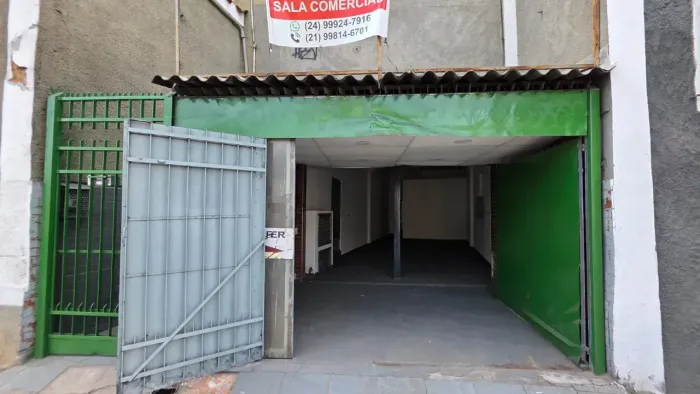 Loja Comercial de Rua com Pé-Direito Alto e Entrada para Veículos em Benfica - Rio de Jane