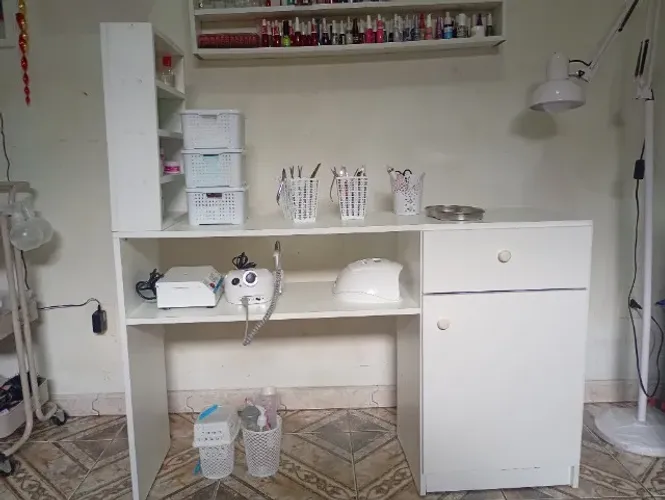 Mesa de manicure e expositor de esmaltes 