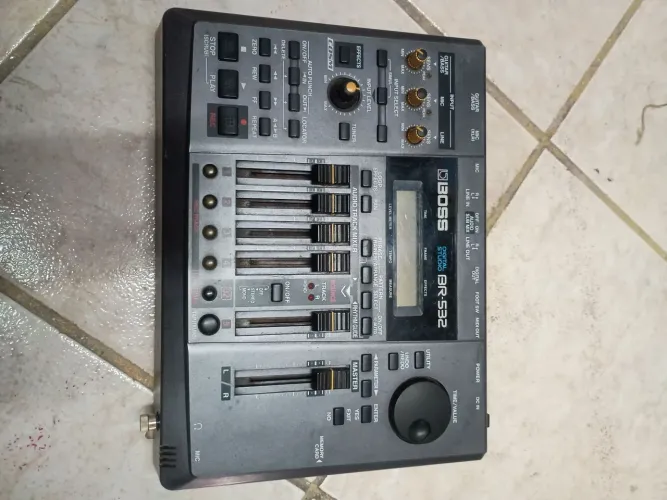 Gravador portátil profissional em perfeito estado de conservação. Equipamento sensacional