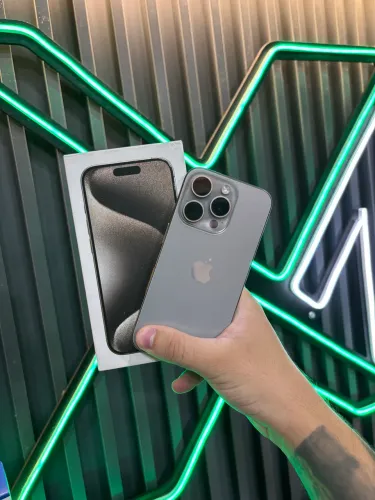 iPhone 15 pro com garantia / mando brindes 