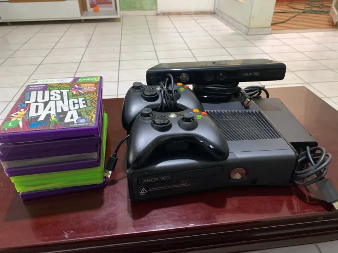 XBOX 360 SLIM + KINECT + 2 CONTROLES + 10 JOGOS
