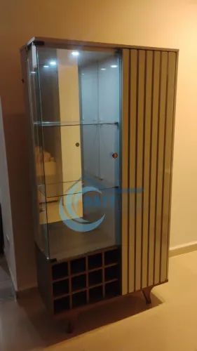 CRISTALEIRA COM PORTA DE VIDRO E RIPADO - PRONTA ENTREGA 