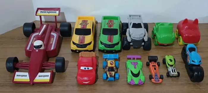 Lote com 34 brinquedos para meninos