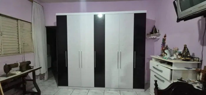 Guarda-roupa 7 portas branco e preto, 2,61 m, com gavetas