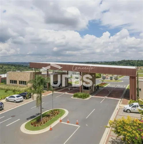 Vende-se terreno de 300m², localizado no Jardins Bolonha
