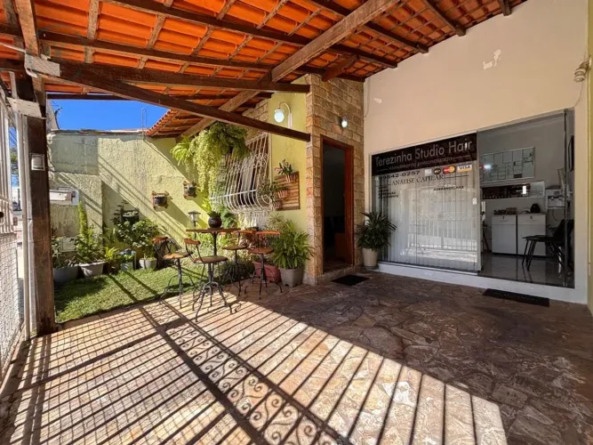 Casa á Venda no Bairro Santa Amélia, Belo Horizonte - MG