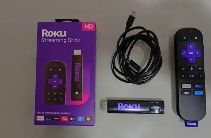 Roku Stick TV - Aparelho Transforma TV em Smart - com controle remoto por comando de voz