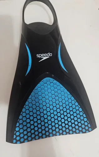 Pe pato marca Speedo