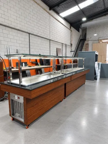 Balcão Buffet Self-Service Industrial em Aço Inox com Acabamento Amadeirado