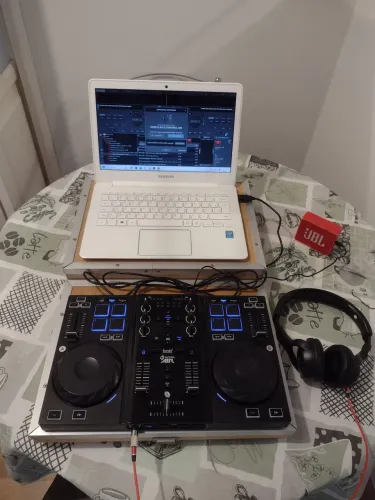 Controladora Hércules DJ Control Air