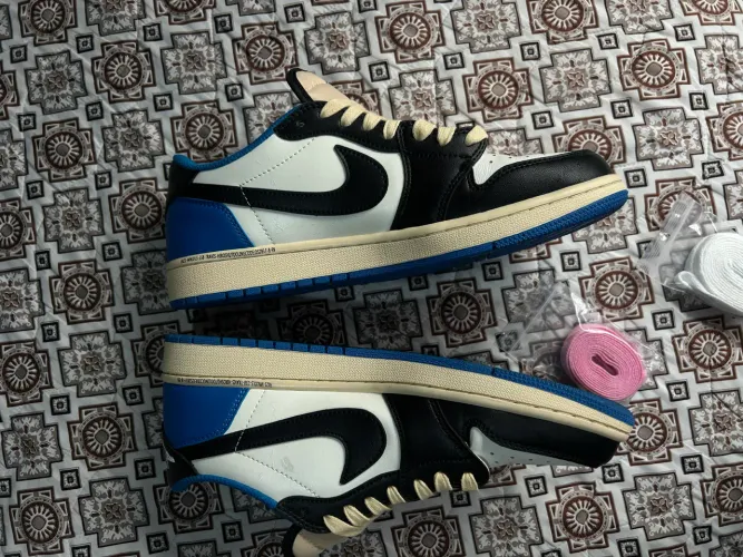 Tênis Nike Air Jordan 1 Retro Low Fragment Design x Travis Scott Couro Branco Preto Azul 