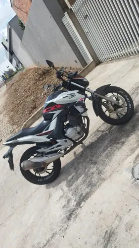 Vendo Honda CB 250cc 18 mil aceito cartão ano 2019