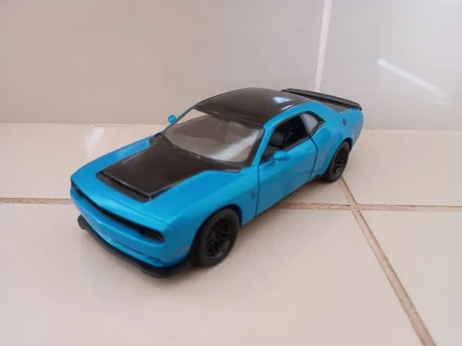 Miniatura dodge Challenger 1:40 kinsmart