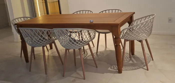 Mesa rústica com 6 cadeiras bem conservada!!
