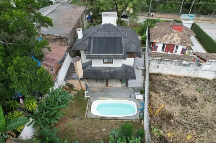 Casa com 3 dormitórios, piscina e terreno amplo no Cacupé, um refúgio cercado pela naturez