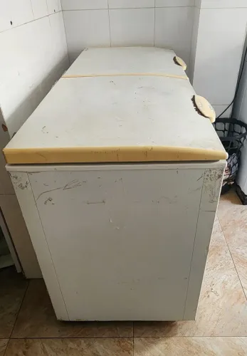 Vendo freezer horizontal Continental de 2 portas, usado e funcionando bem