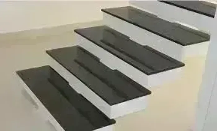 escada elegante com degraus em granito preto