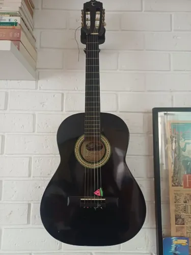Violão acústico infanto-juvenil Tanglewood DBT-34 BK, na cor preta.