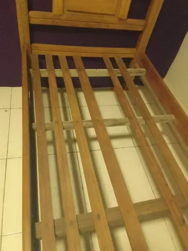 Cama de madeira original pra solteiro.