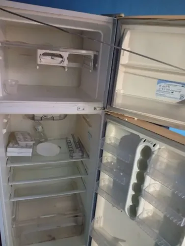 Vende-se geladeira para retirada de peças. 