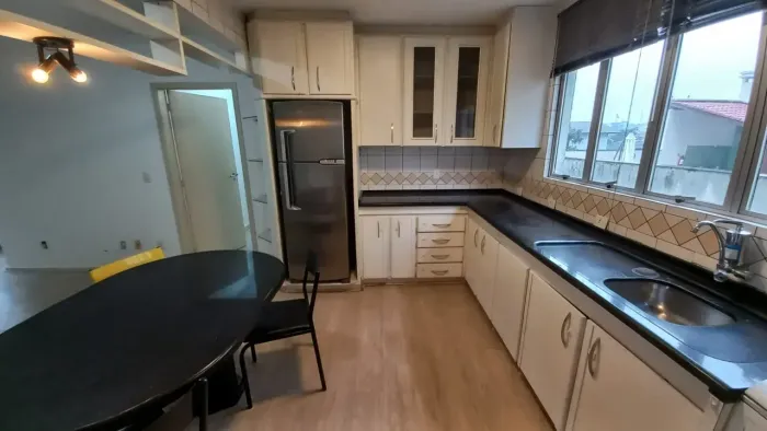 Imóvel para aluguel possui 80 metros quadrados com 2 quartos em Abraão - Florianópolis - S