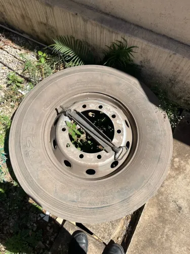 Roda com pneu para estepe