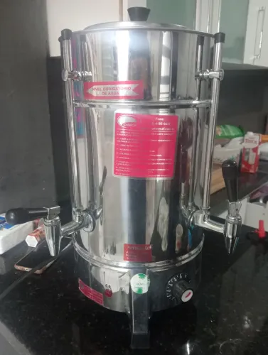 Cafeteira industrial 4 litros 127 volts bem conservada estado de nova. 