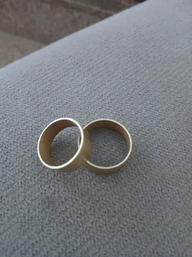 Vendo Par de alianças de prata banhado a ouro.