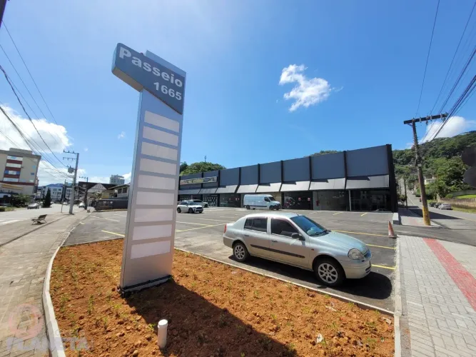 Sala comercial reformada, com excelente localização e amplo estacionamento, no coração de 