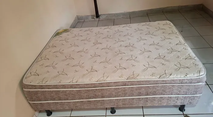 Cama box casal conjugada (BAURU) não entrego <br>LIMPA E SEM AVARIAS <br>NÃO ENTREGO