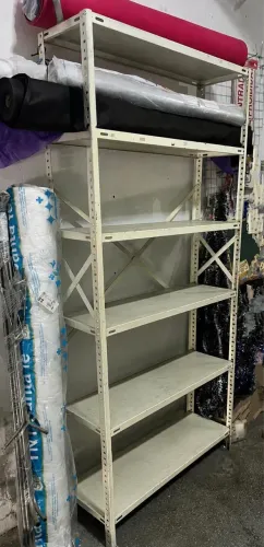 Vende-se pratileiras, manequins e balcões