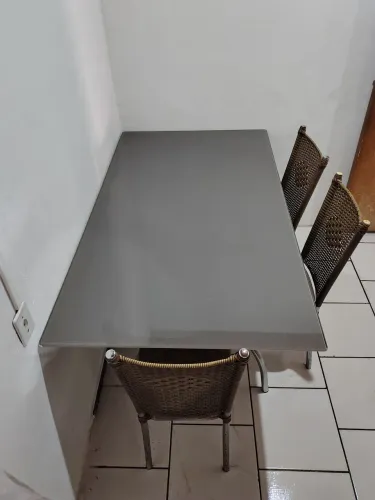Mesa de vidro para 6 pessoas.